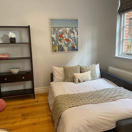 Charming & Cosy Town Centre Home With Parking 吉尔福德 外观 照片