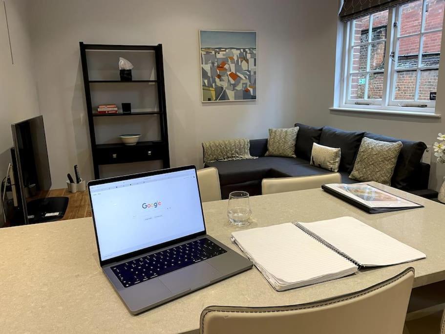 Charming & Cosy Town Centre Home With Parking 吉尔福德 外观 照片