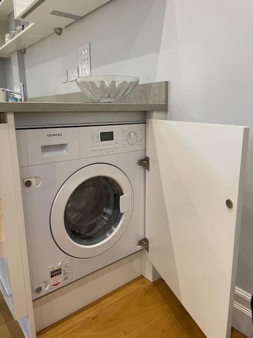 Charming & Cosy Town Centre Home With Parking 吉尔福德 外观 照片
