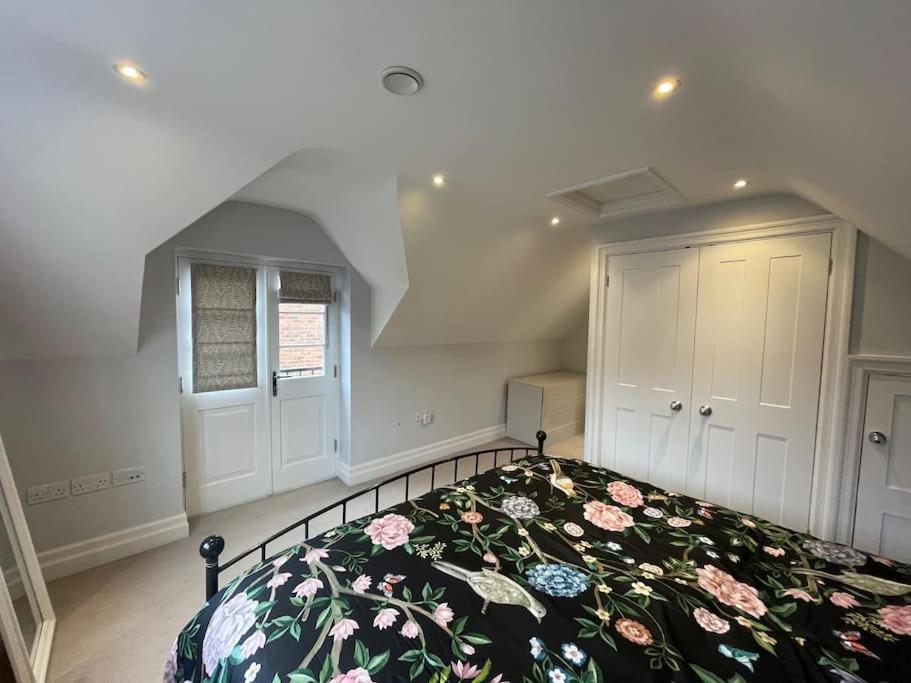 Charming & Cosy Town Centre Home With Parking 吉尔福德 外观 照片