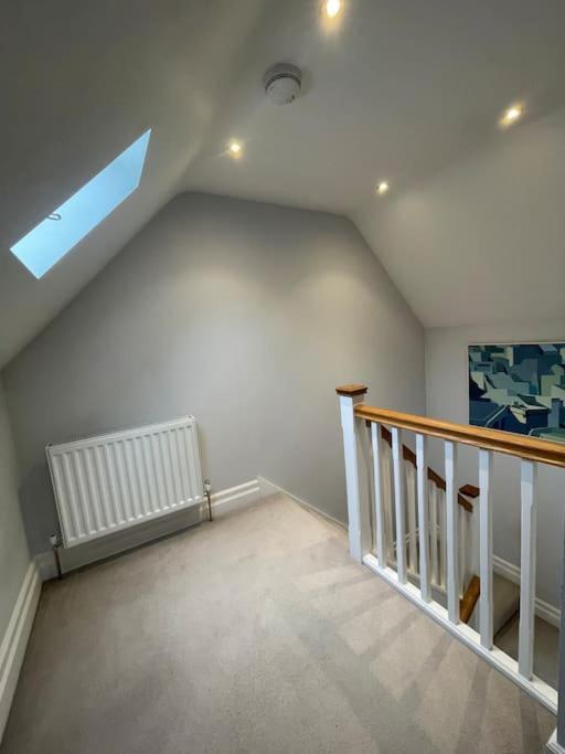 Charming & Cosy Town Centre Home With Parking 吉尔福德 外观 照片