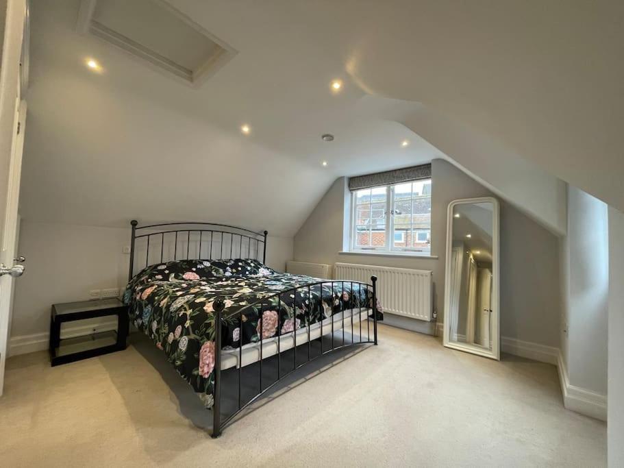 Charming & Cosy Town Centre Home With Parking 吉尔福德 外观 照片