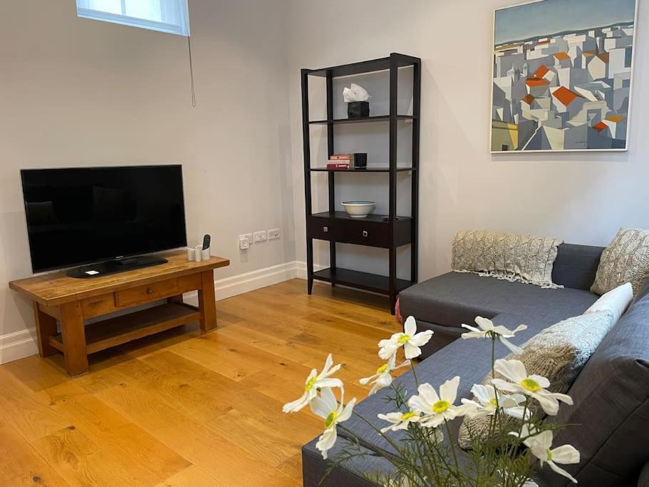 Charming & Cosy Town Centre Home With Parking 吉尔福德 外观 照片