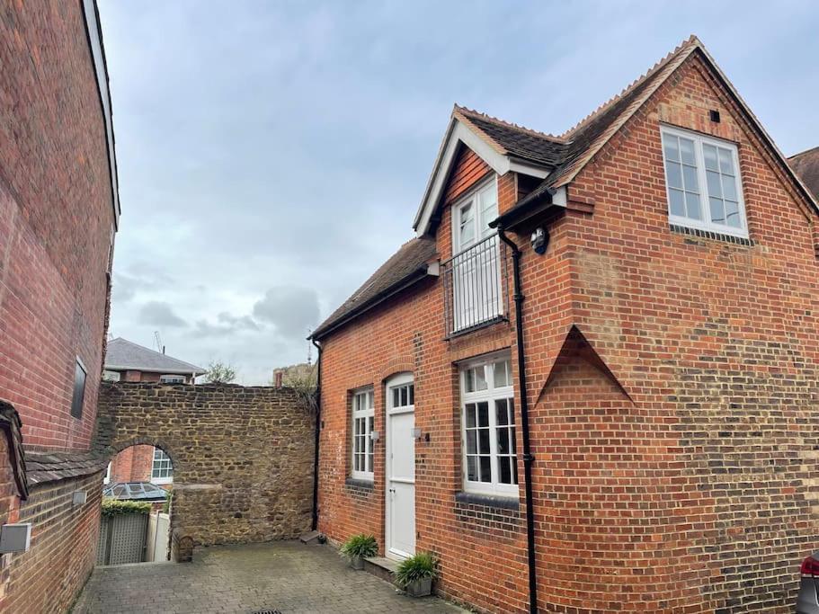 Charming & Cosy Town Centre Home With Parking 吉尔福德 外观 照片